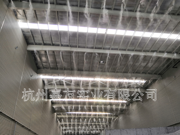 “霧王”噴霧除塵系統解決金鵬建筑堆料車間粉塵問題 “霧王”噴霧除塵系統解決金鵬建筑堆料車間粉塵問題